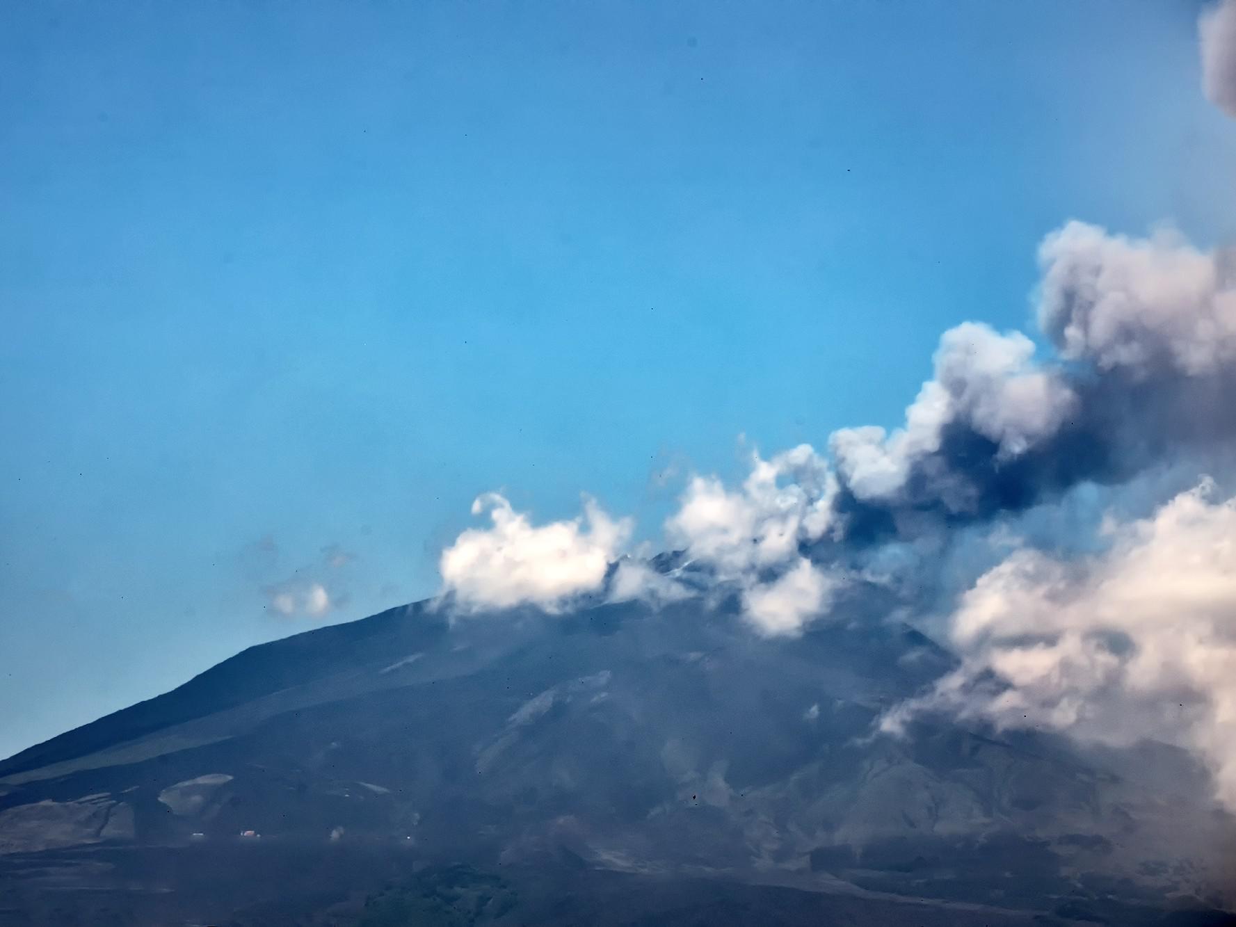 Etna, nuova eruzione nel cratere sud est: colonna di fumo di 4,5 km