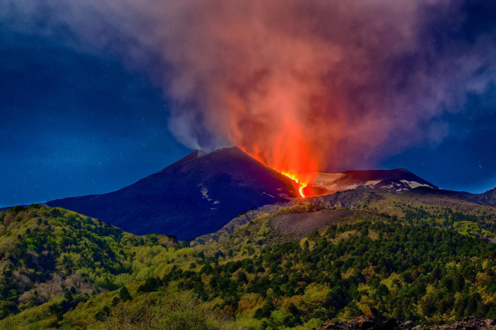 Etna oggi eruzione, continua colata da cratere Sud-Est