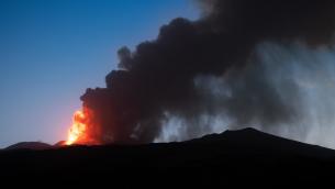 Etna, oggi nuova eruzione: fontana di lava e violenti boati