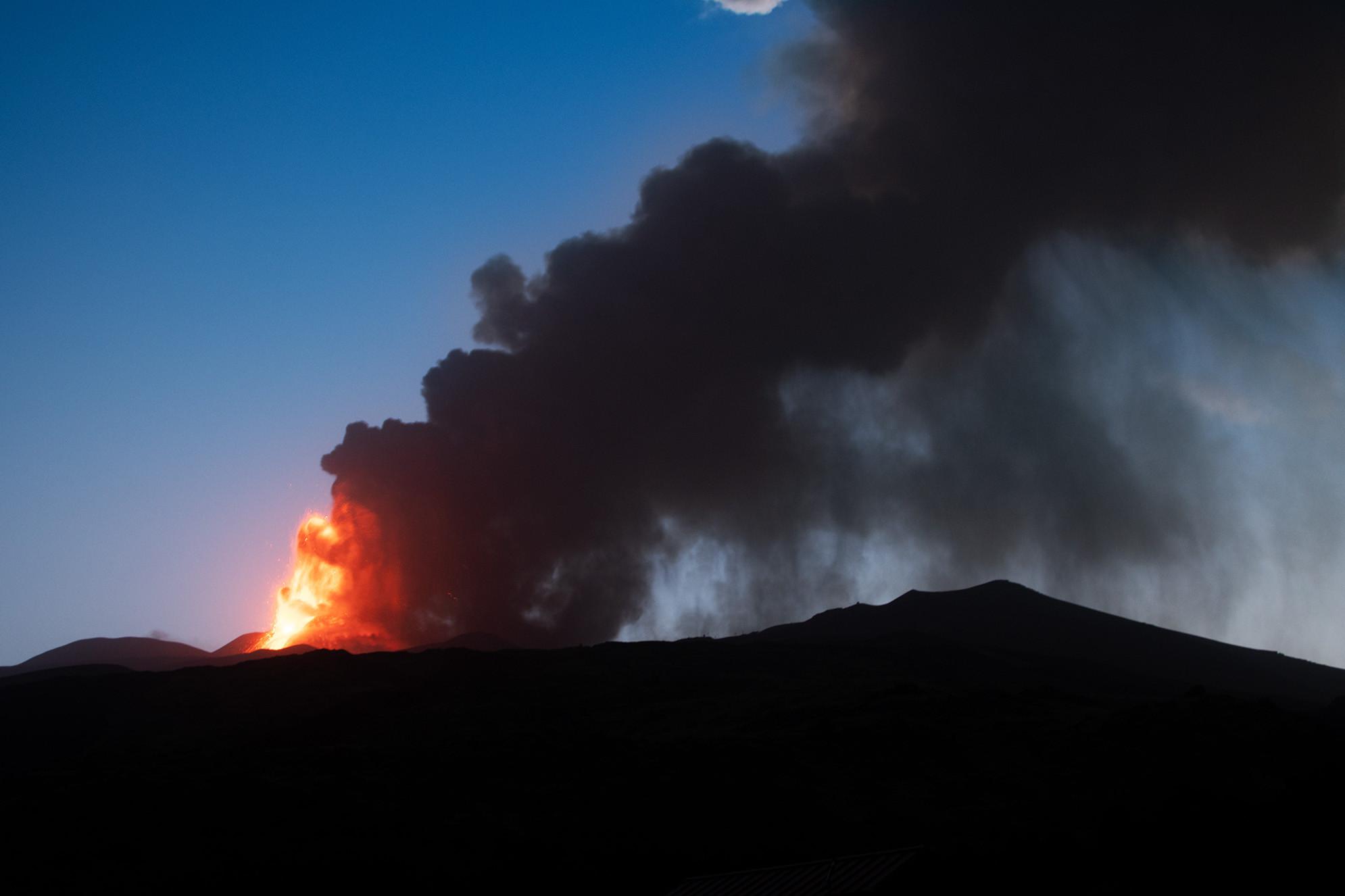 Etna, oggi nuova eruzione: fontana di lava e violenti boati