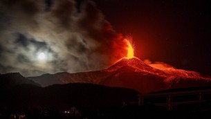 Etna, pericolo esplosioni con neve e lava: vietato scalare il vulcano