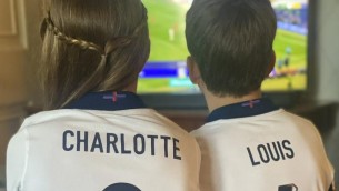 Euro 2024 e la foto-omaggio dei principi di Galles con Charlotte e Louis incollati alla tv