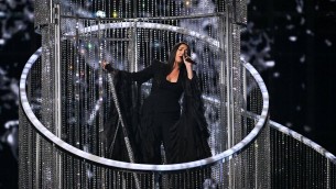 Eurovision, fischi alla cantante israeliana Yuval Rapahel: sventola bandiera palestinese