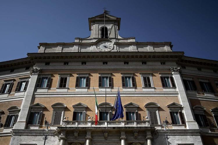 Eutanasia in Italia, Camera dice sì a rinvio legge