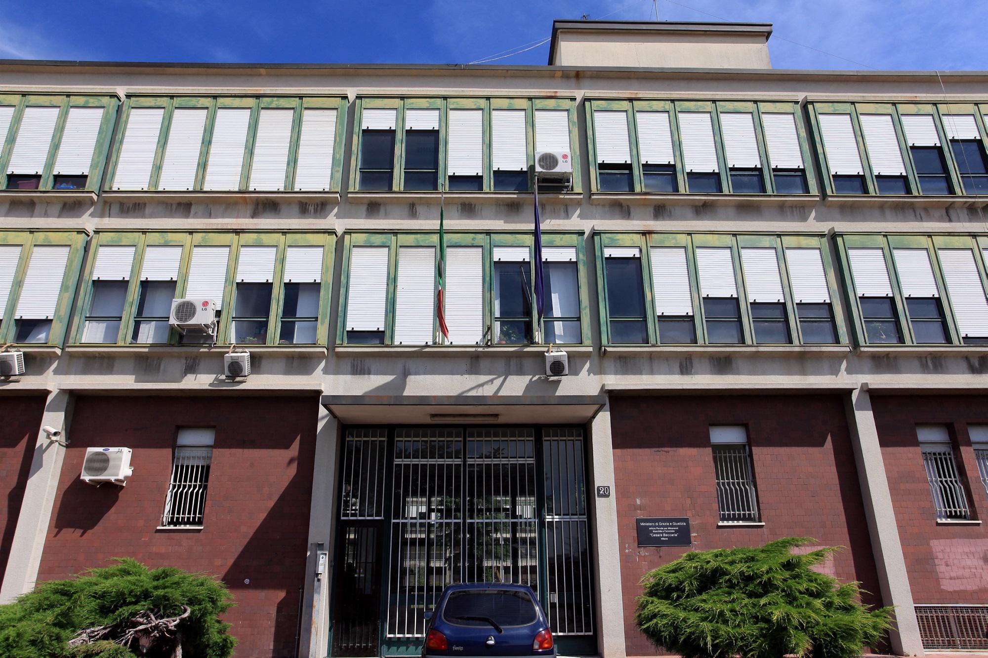 Evasione carcere Beccaria, caccia ai 5 detenuti fuggiti