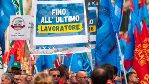 Ex Ilva, operai e indotto in corteo a Taranto: "Via Arcelor Mittal e scongiurare blocco attività"