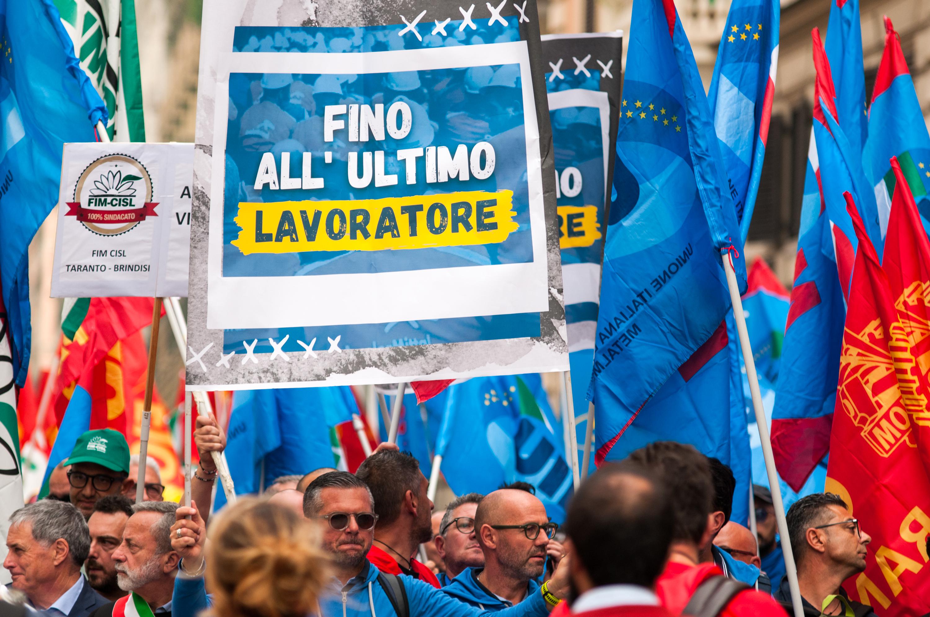 Ex Ilva, operai e indotto in corteo a Taranto: "Via Arcelor Mittal e scongiurare blocco attività"