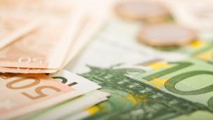 Extraprofitti banche, la tassa cambia