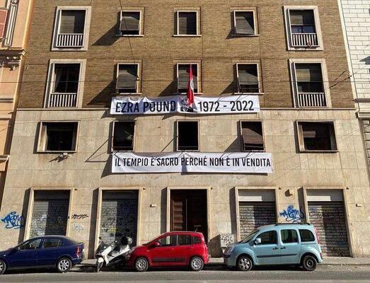 Ezra Pound, maxi striscione su palazzo CasaPound