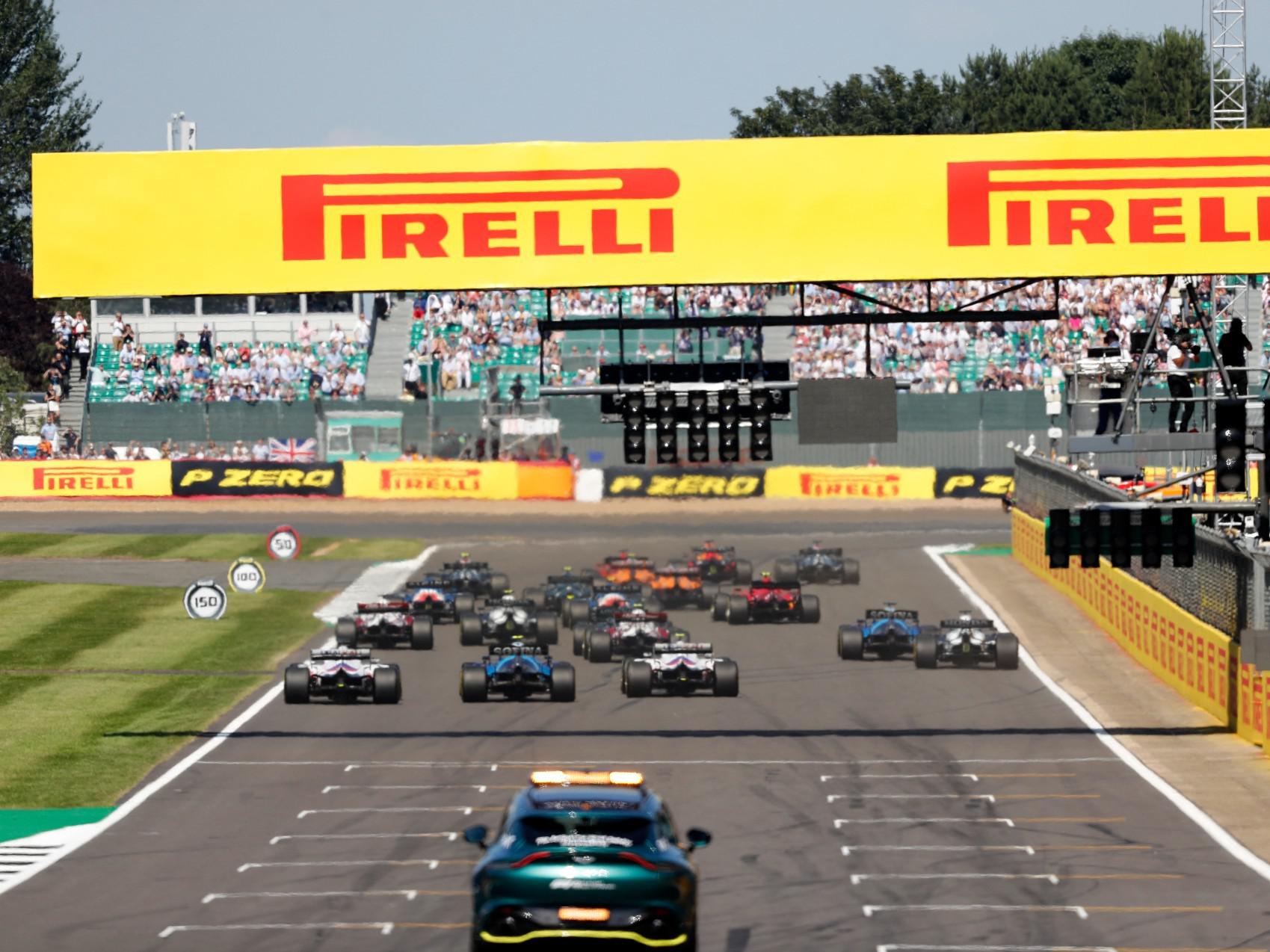 F1, a Gp Silverstone duello Verstappen-Hamilton: fuori la Red Bull, gara sospesa