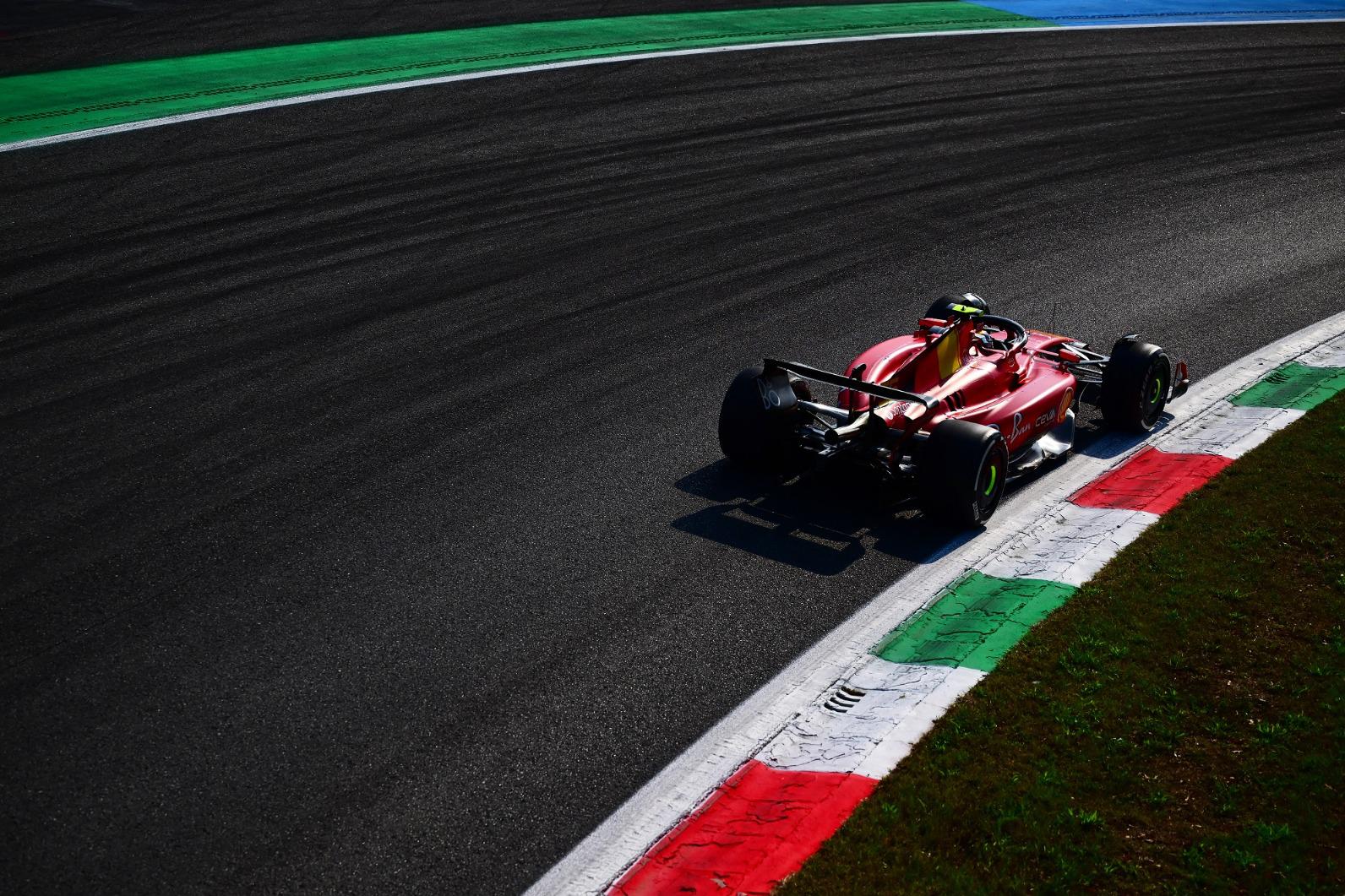 F1 Monza 2023, Sainz in pole con la Ferrari davanti a Verstappen e Leclerc