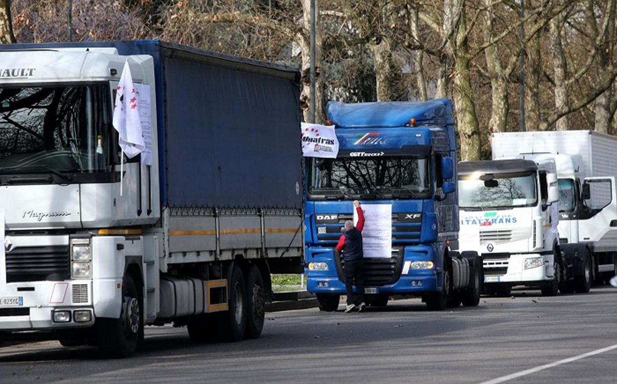 Milano, sciopero degli autotrasportatori aderenti al sindacato Unatras