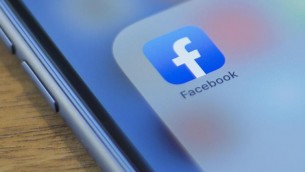 Facebook a pagamento, si parte: sugli smartphone arriva il messaggio 'scegli'