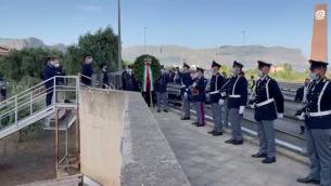 Falcone, corona di alloro alla Stele di Capaci: le immagini