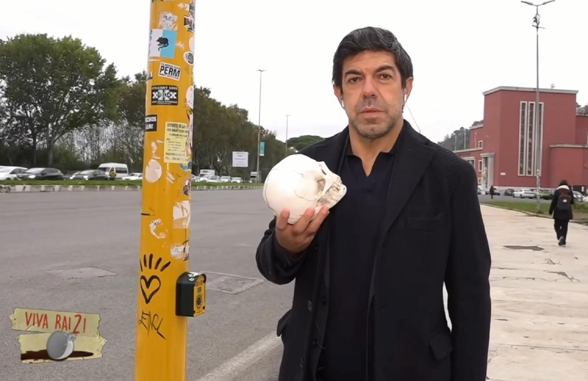 Favino recita Shakespeare ai semafori, l'esilarante sketch da Fiorello a 'VivaRai2!'