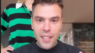 Fedez compie 34 anni e aggiorna i fan sul suo stato di salute: "Grato alla mia famiglia"