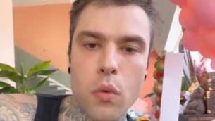 Fedez e il vaccino della nonna: "Fontana e Moratti, chiedete scusa"