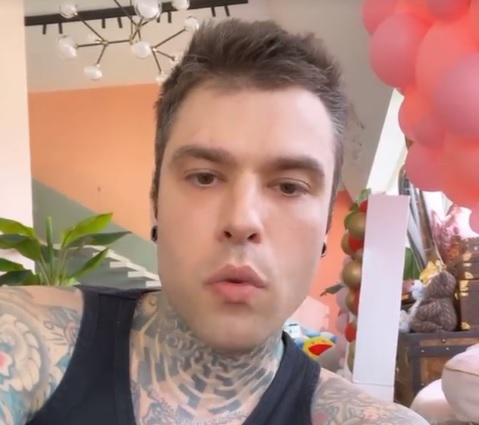 Fedez e il vaccino della nonna: "Fontana e Moratti, chiedete scusa"