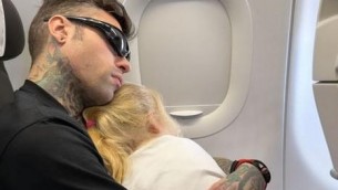 Fedez in volo per Miami: "Finalmente parto con i miei bimbi"