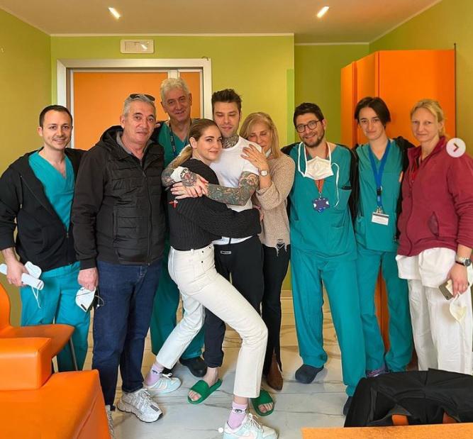 Fedez lascia ospedale dopo operazione per tumore, il messaggio ai medici