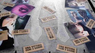 Femminicidi, in Italia 120 donne uccise nel 2023: metà da partner