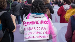 Femminicidi, rapporto Amnesty: "97 donne uccise, 64 da partner o ex"