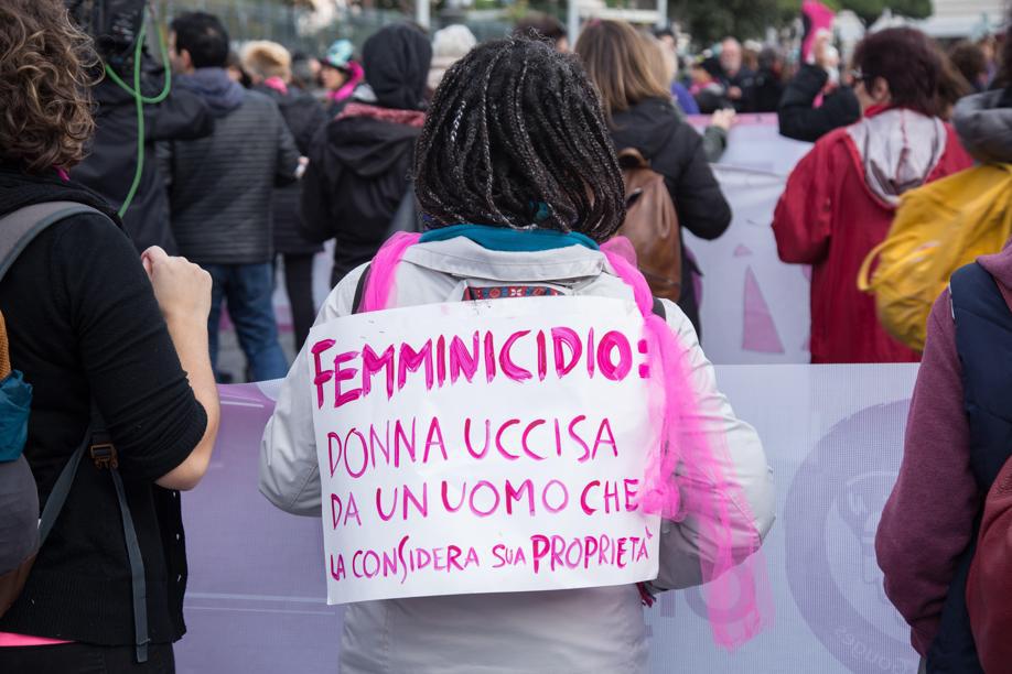 Femminicidi, rapporto Amnesty: "97 donne uccise, 64 da partner o ex"