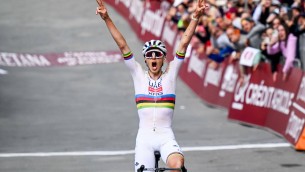Fenomeno Pogacar, cade e poi vince per la terza volta la 'Strade Bianche'