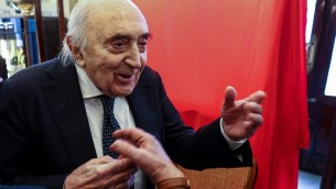 Ferlaino cade dalle scale, naso rotto: ex presidente del Napoli in ospedale
