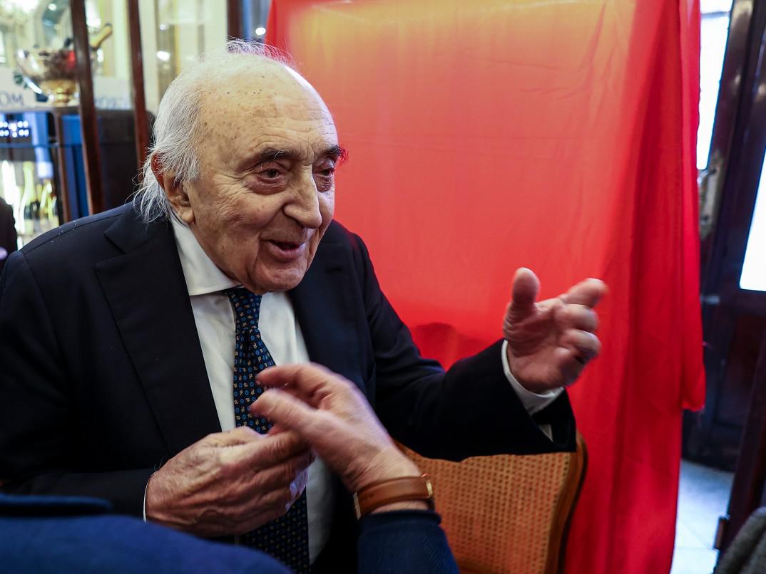 Ferlaino cade dalle scale, naso rotto: ex presidente del Napoli in ospedale