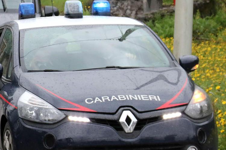 Fermata per furto di scarpe, incolpa vaccino Covid: "Ero confusa"