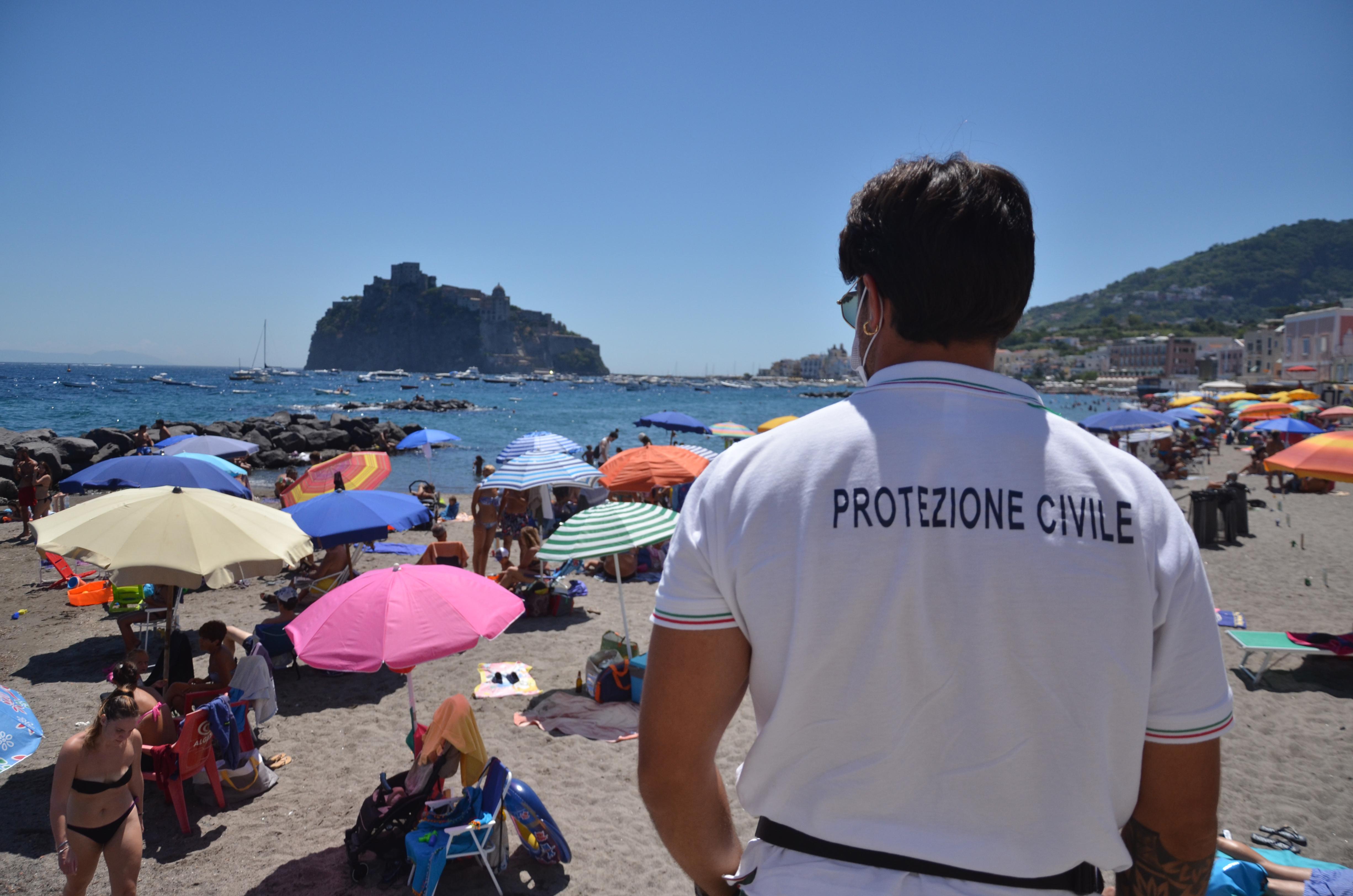 Ferragosto e covid, regole: dalla mascherina al divieto di falò