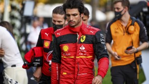 Ferrari, Carlos Sainz operato per appendicite: salta il Gp Arabia Saudita