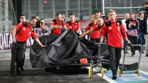 Ferrari di Sainz distrutta da un tombino a Las Vegas: "Inaccettabile"
