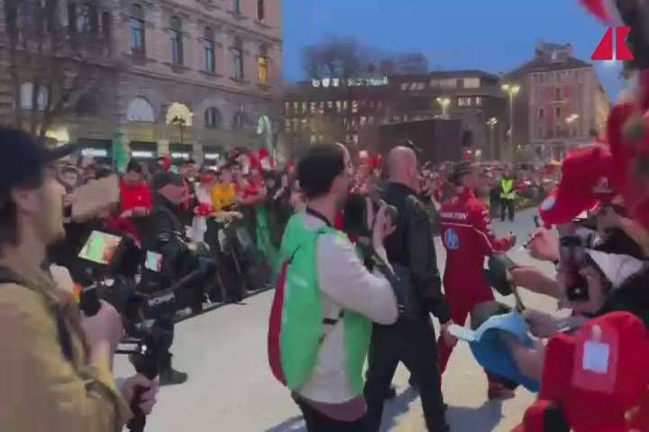 Ferrari, festa spettacolo a Milano con Hamilton e Leclerc - Video