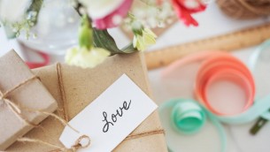 Festa della mamma 2025, non solo fiori: cosa regalarle domenica 11 maggio