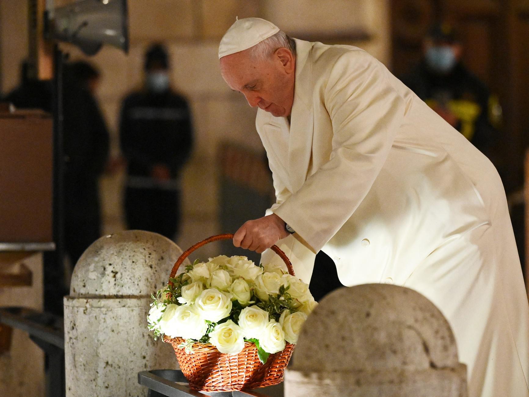 Festa dell'Immacolata, Papa chiede alla Madonna "il miracolo della cura"