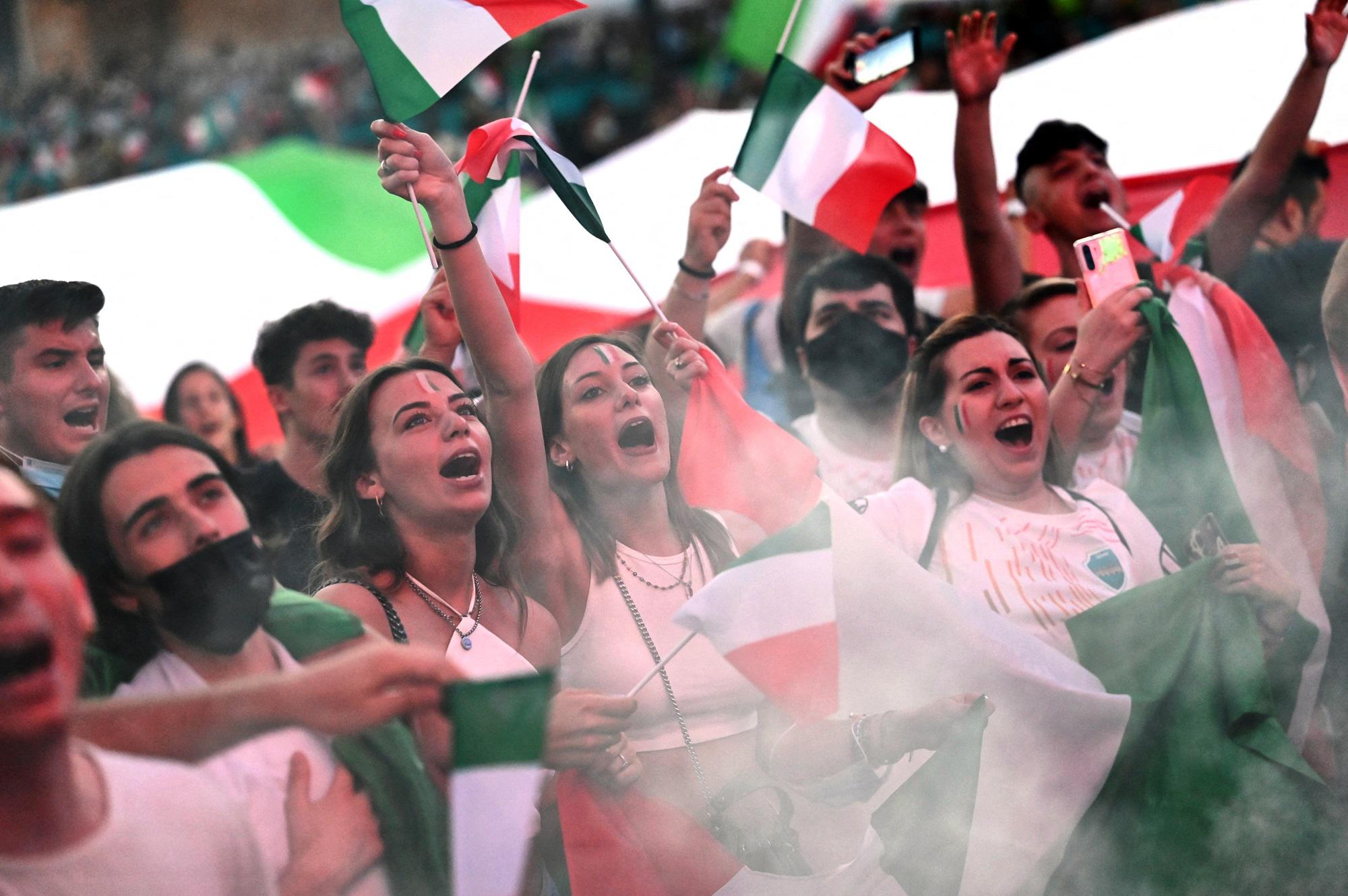 Festeggiamenti Italia, Pregliasco: "Qualcuno in ospedale ci finirà"
