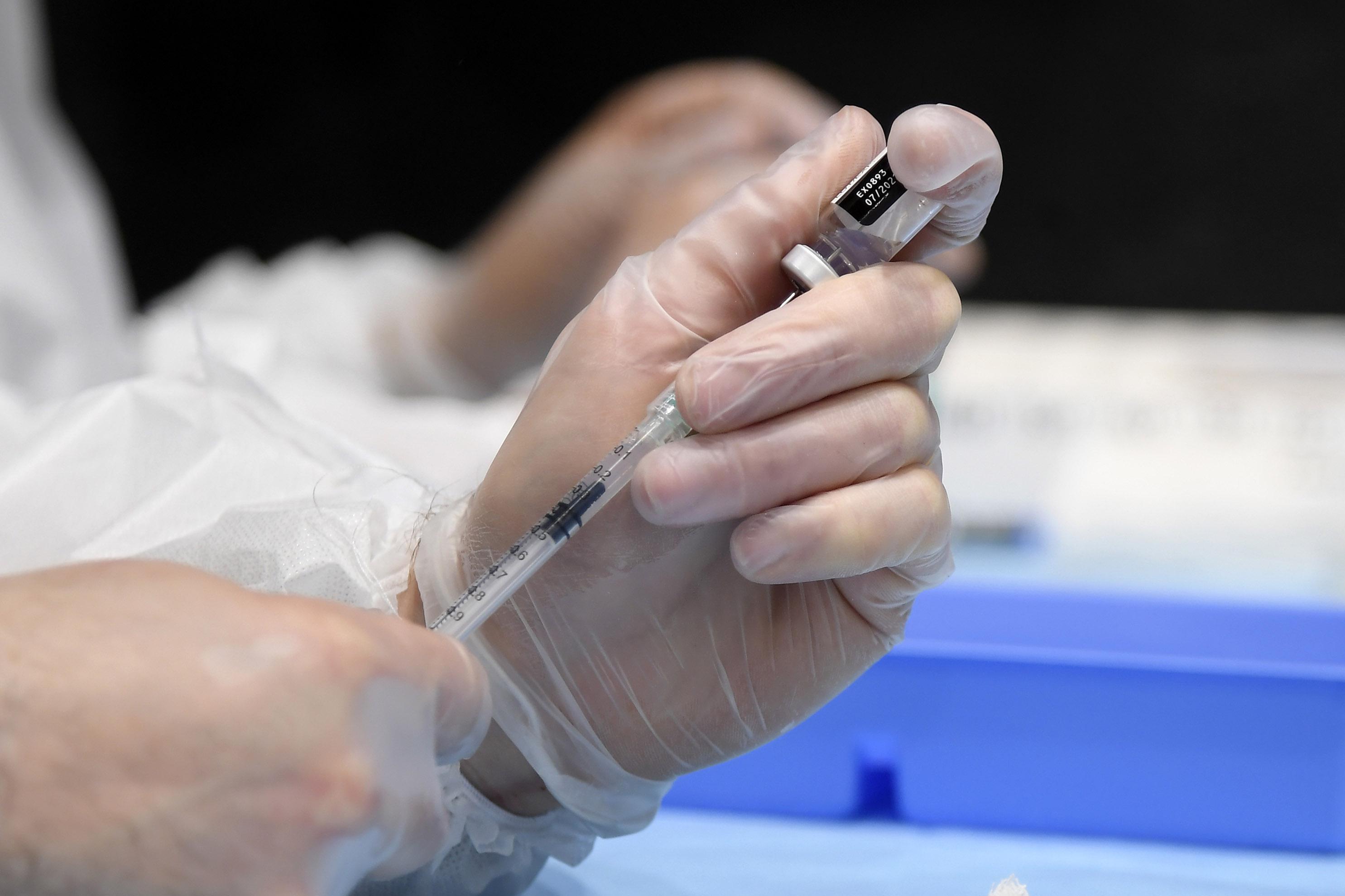 Finti vaccini per ottenere Green pass, arrestato medico di Ascoli Piceno