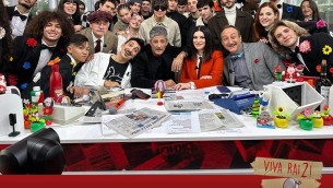 Fiorello e il 'fasciocomunista' Alemanno: "Si tatuerà Che Guevara che fa saluto romano"