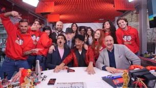 Fiorello sui fuorionda di Striscia: "Pier Silvio Berlusconi? A quell'ora guarda 'Un posto al Sole'"