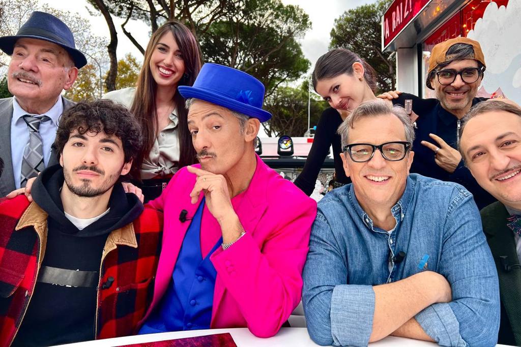 Fiorello sventola il fax sul Mes a Viva Rai2: "Ubi Maio minor cessat"