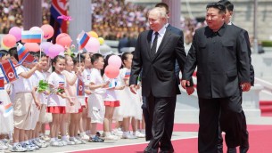 Fiori, bimbi e palloncini: la festa di Kim per Putin come un vecchio film sovietico