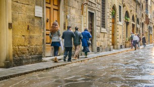 Firenze, 91enne aggredito in strada nell'indifferenza dei passanti