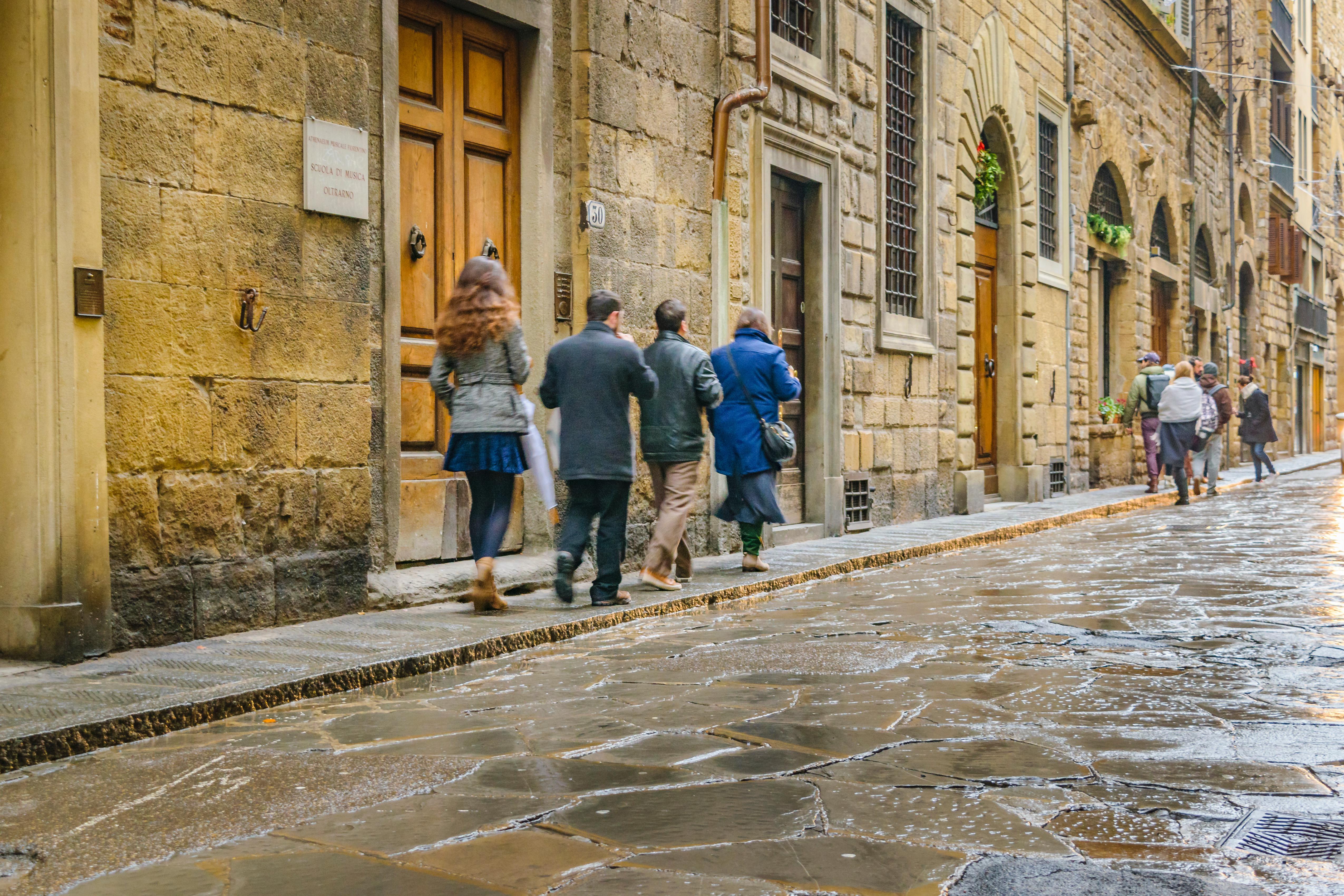 Firenze, 91enne aggredito in strada nell'indifferenza dei passanti