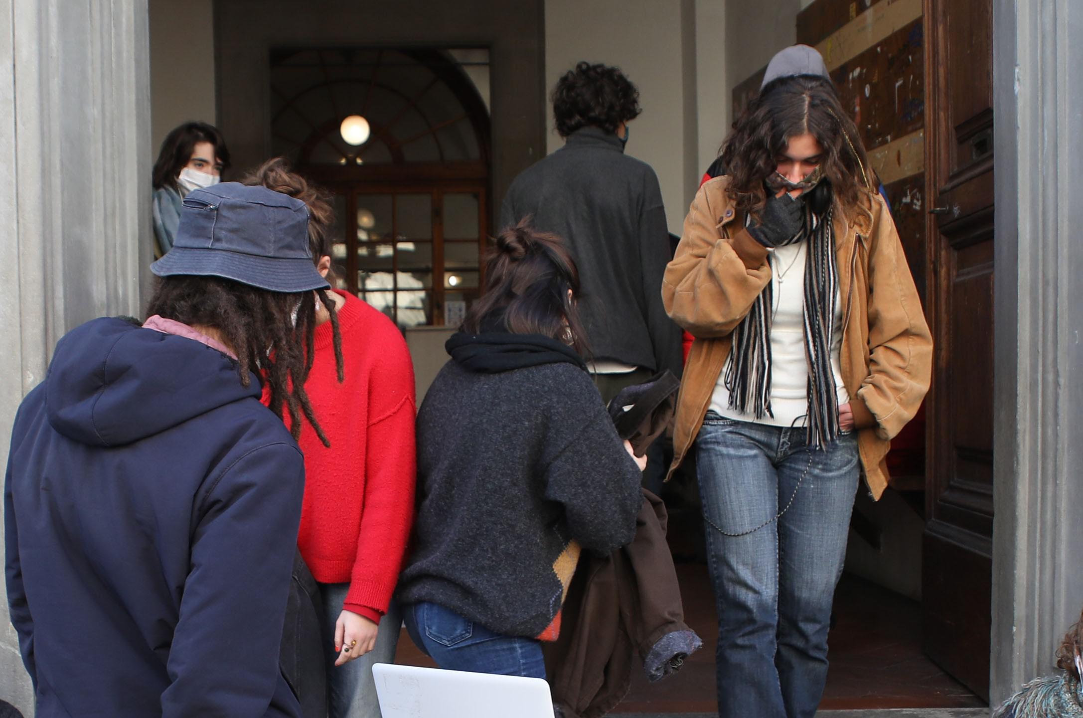 Firenze, svastiche e croci celtiche dentro il liceo Michelangiolo