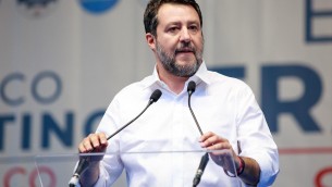Flat tax, Salvini: "C'è già, non diciamolo a Ue altrimenti manda i caschi blu"