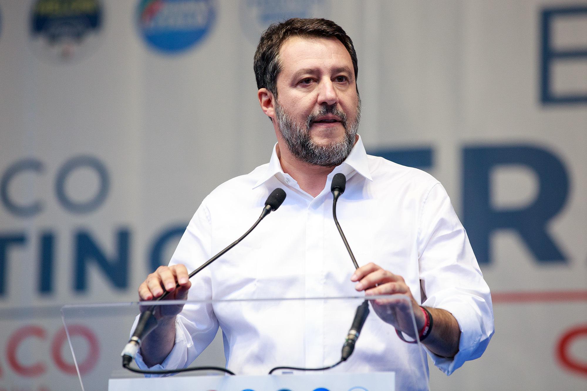 Flat tax, Salvini: "C'è già, non diciamolo a Ue altrimenti manda i caschi blu"