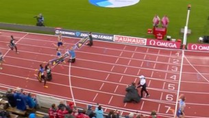 Follia a Stoccolma, attivisti in pista durante 400 ostacoli - Video