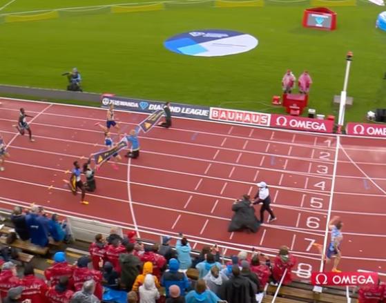 Follia a Stoccolma, attivisti in pista durante 400 ostacoli - Video